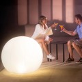 Globo flotante con luz LED multicolor para interior y exterior | INTEX